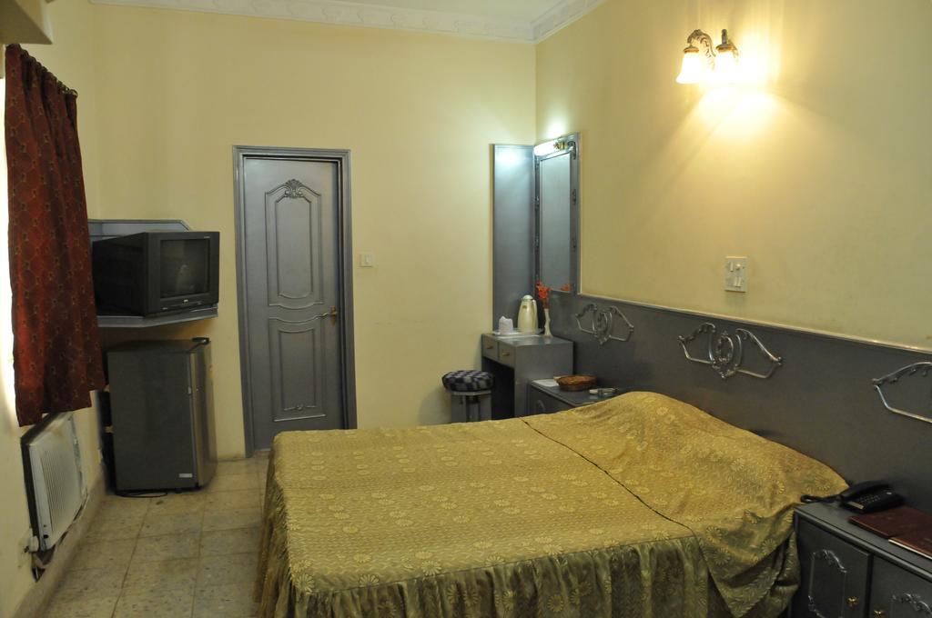 Hotel Heera Kalkutta Zimmer foto